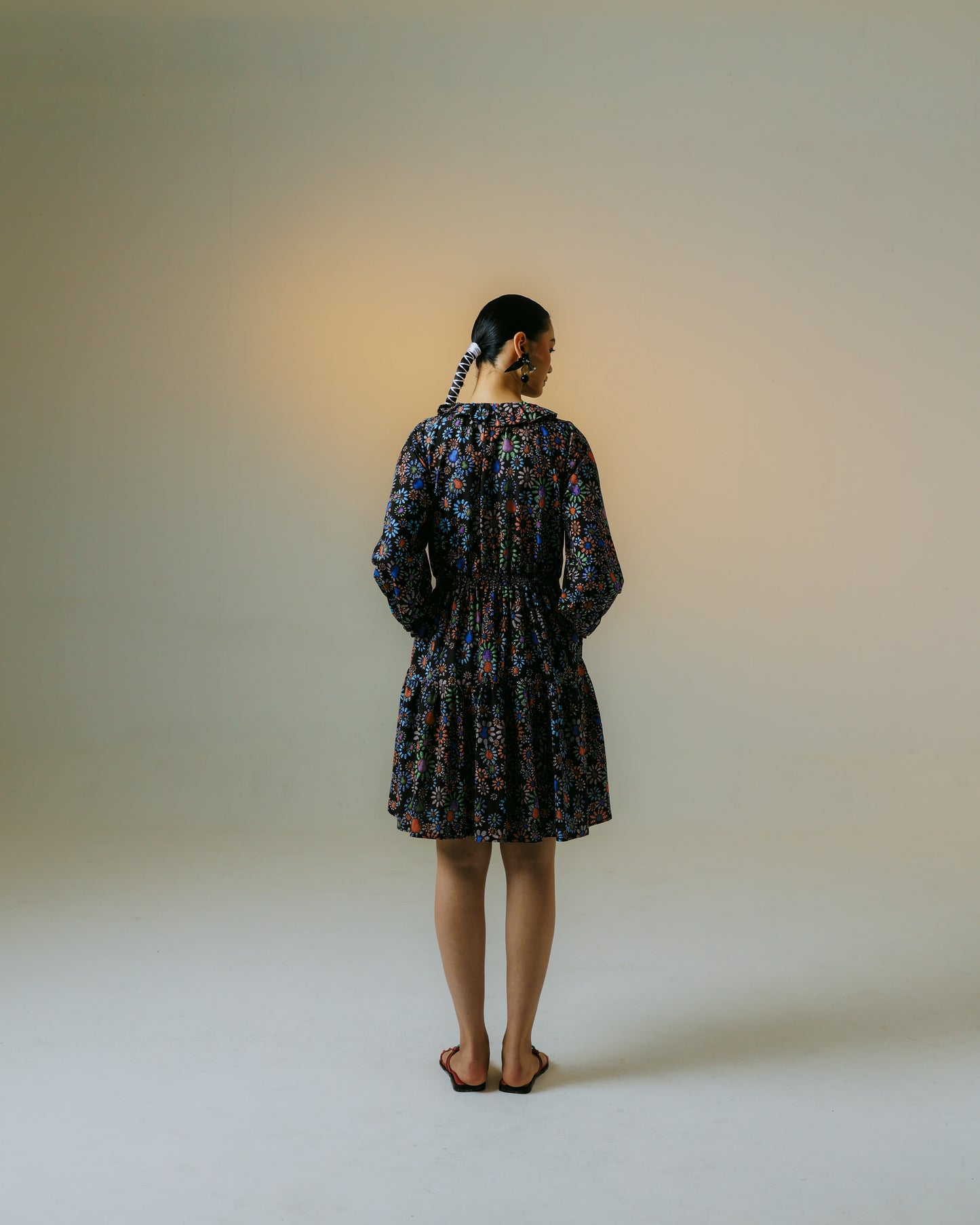 Purana X Suanjaya Kencut – Mini-robe à volants