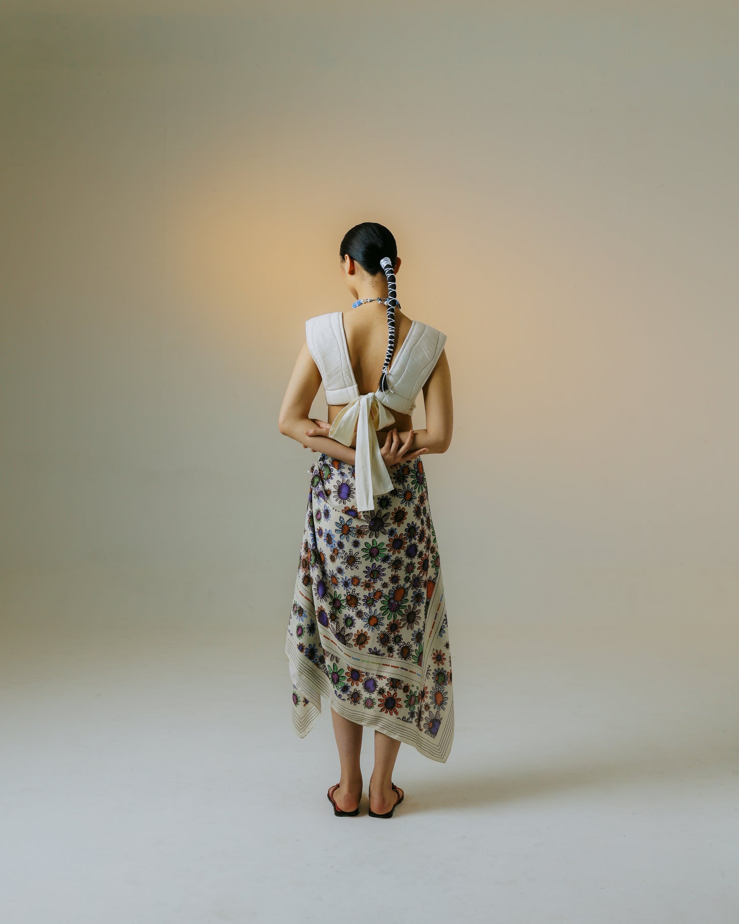 Purana X Suanjaya Kencut - Foulard sarong multi-styles « Power Of Flowers » blanc