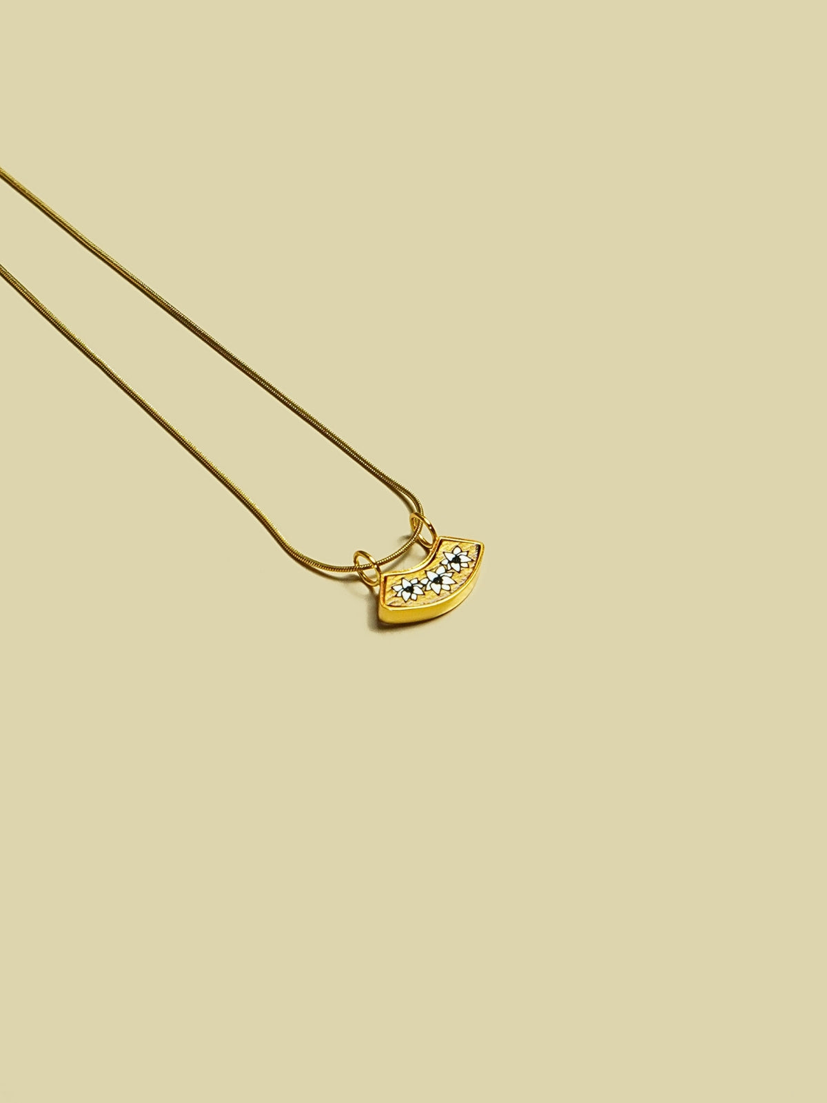 POINSETTIA NECKLACE
