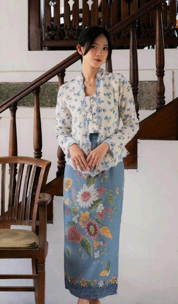PUTRI SALJU TOP