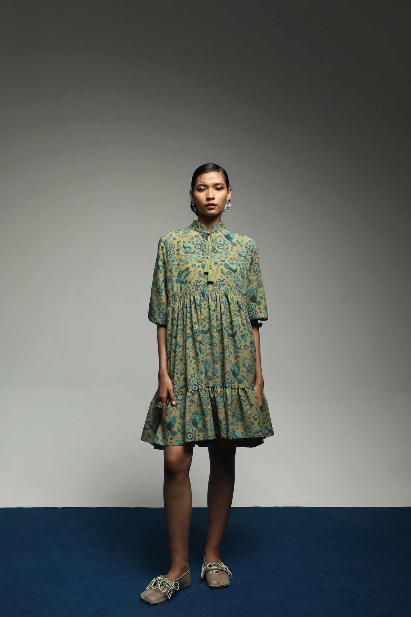 PURANA RUFFLE SMOCK MINI DRESS TROPIPELAGO BIRDS - OLIVE