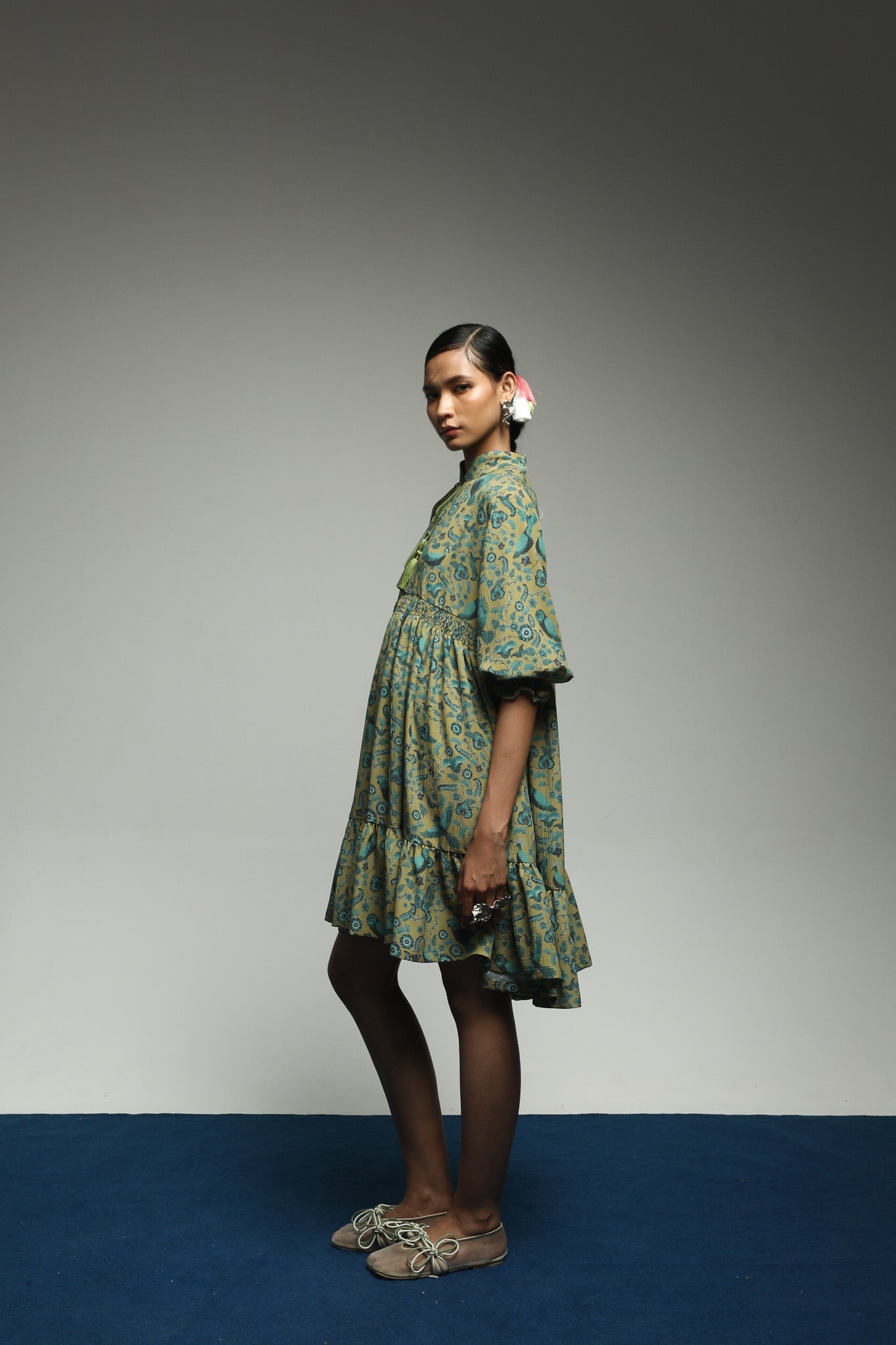 PURANA RUFFLE SMOCK MINI DRESS TROPIPELAGO BIRDS - OLIVE