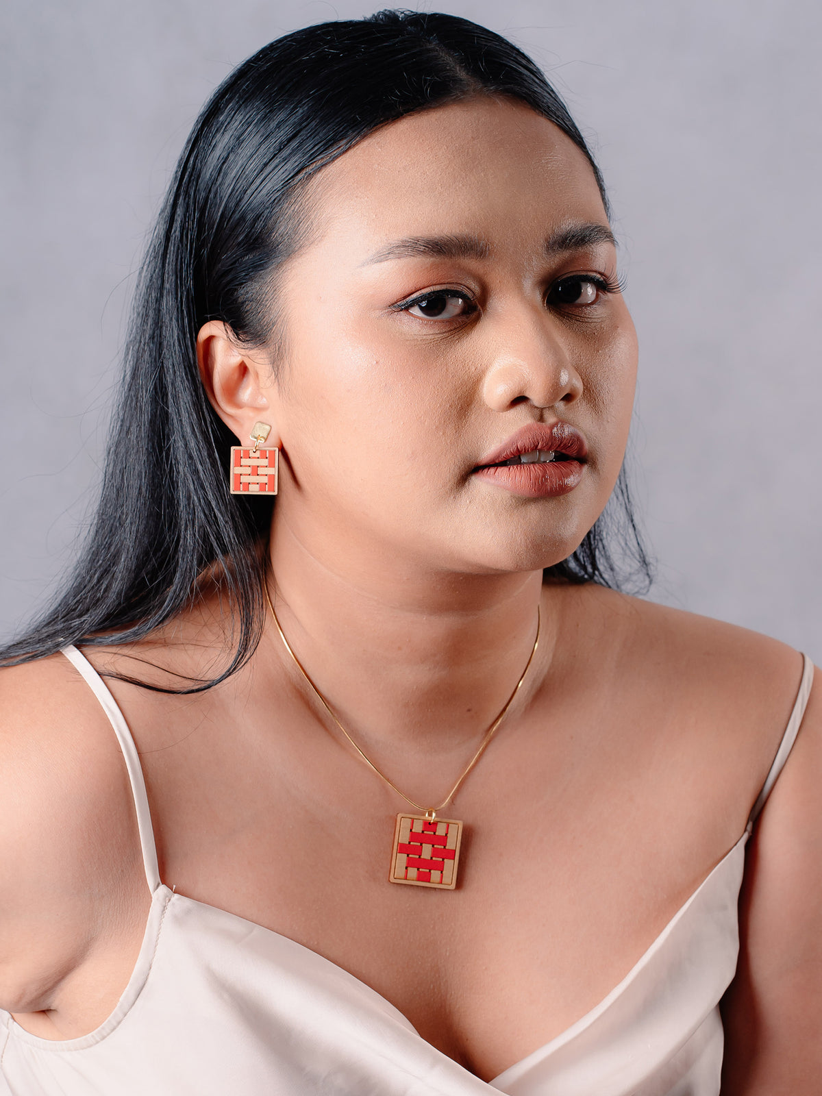 LARAS NECKLACE