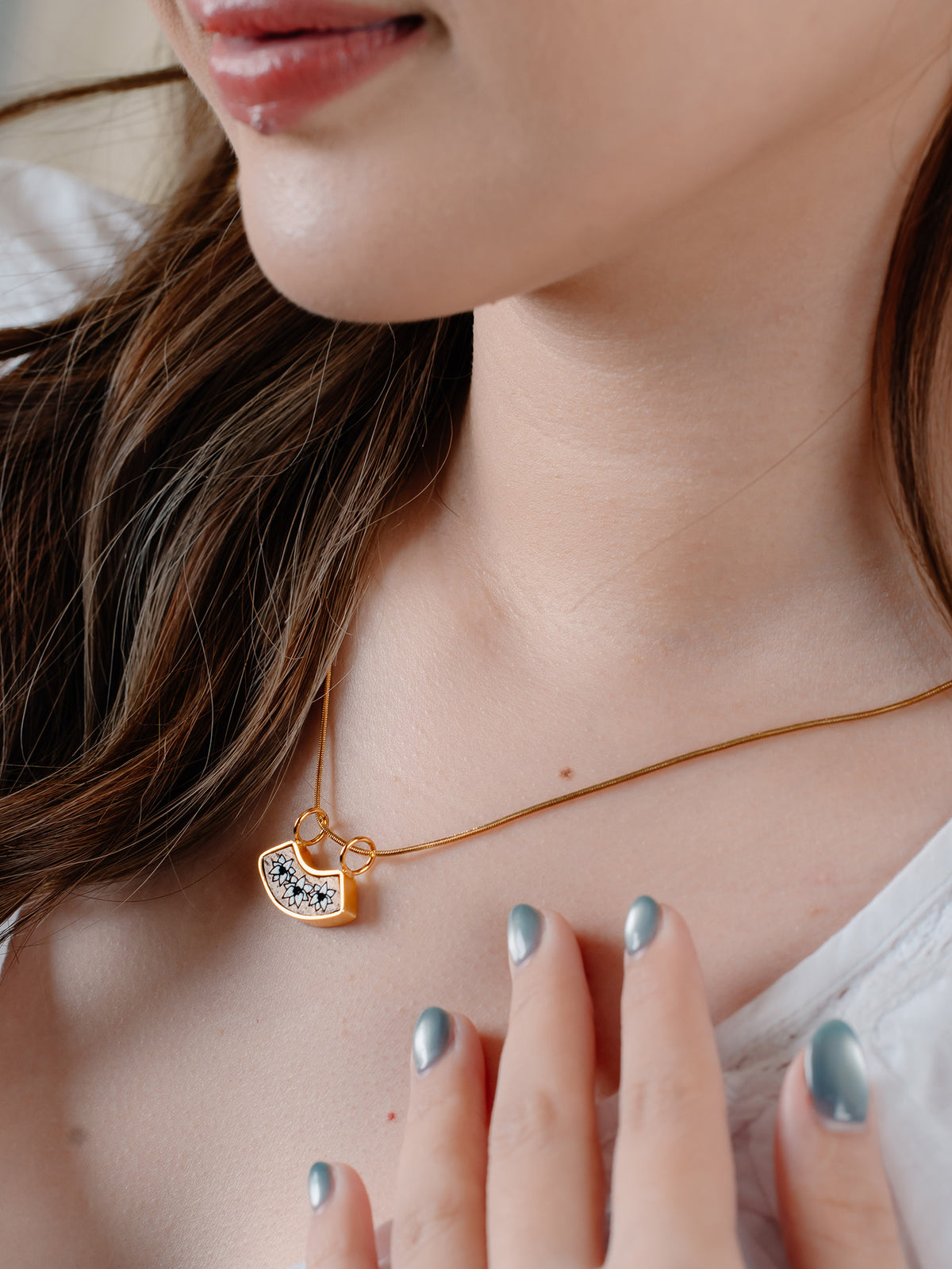 POINSETTIA NECKLACE