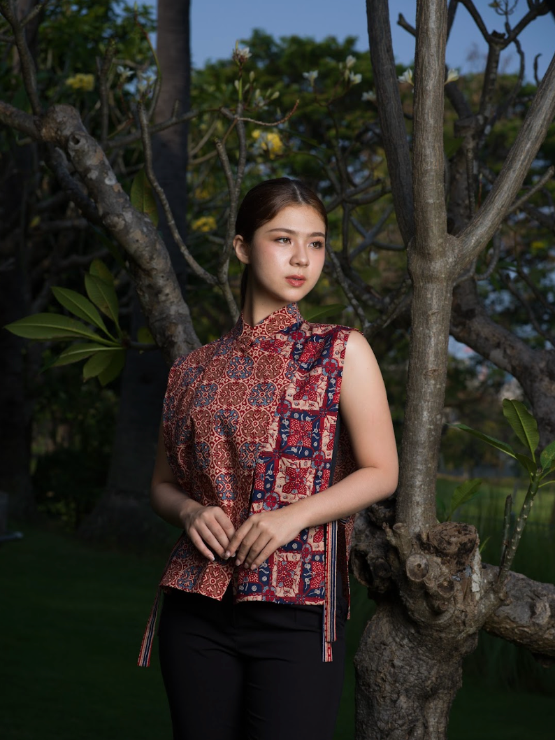 PAVI BATIK VEST IN RED