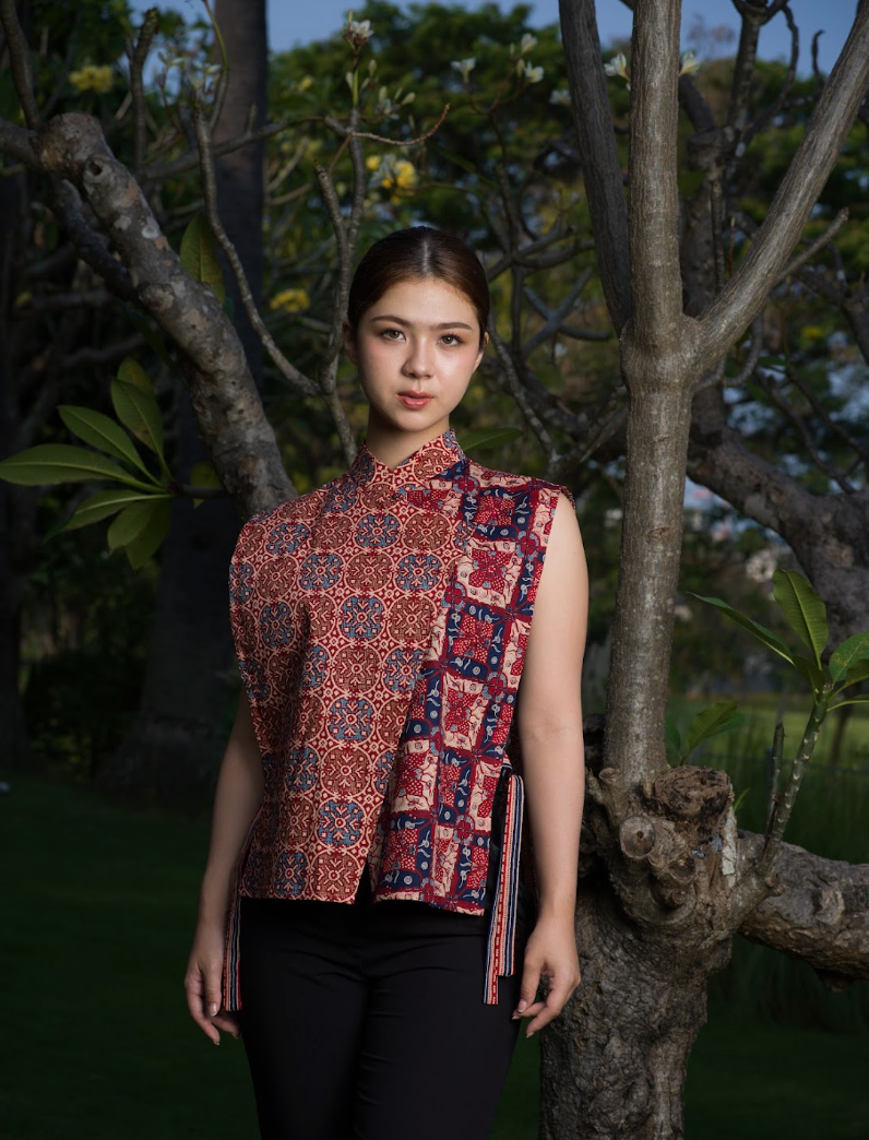 PAVI BATIK VEST IN RED