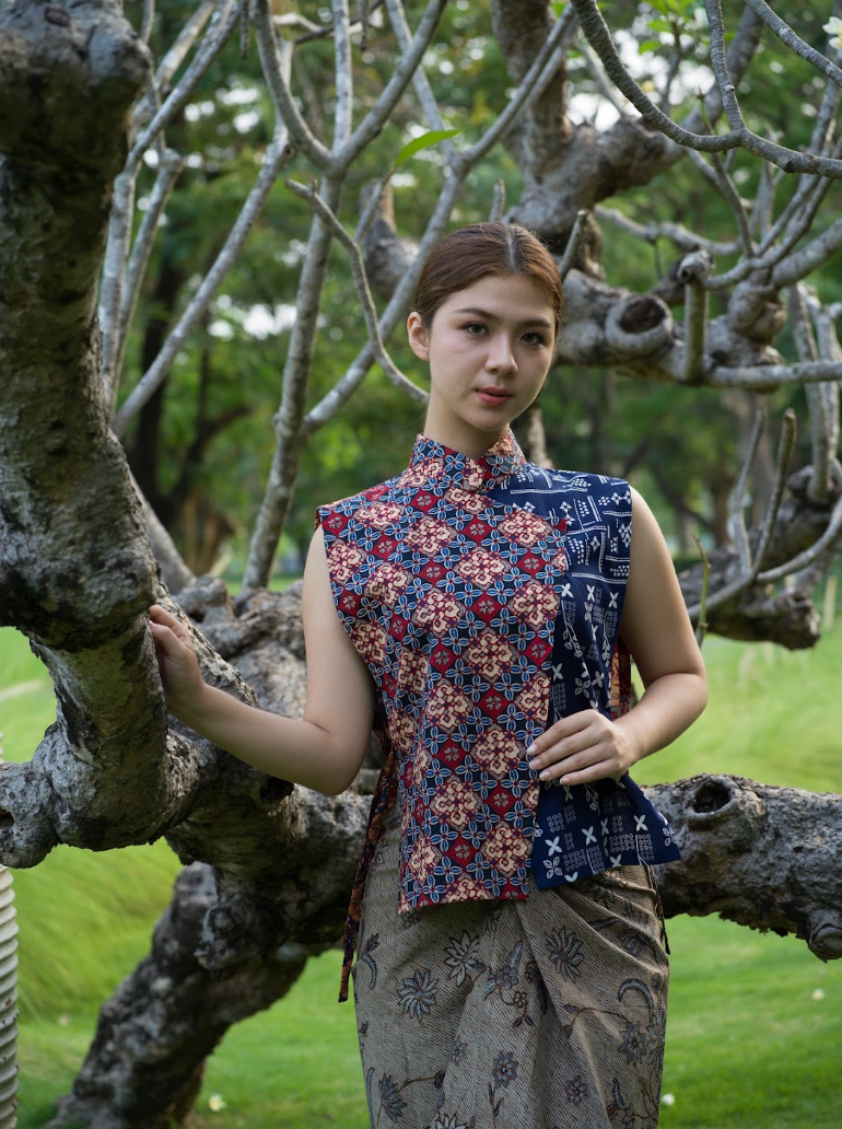 PAVI BATIK VEST IN NAVY BLUE-RED