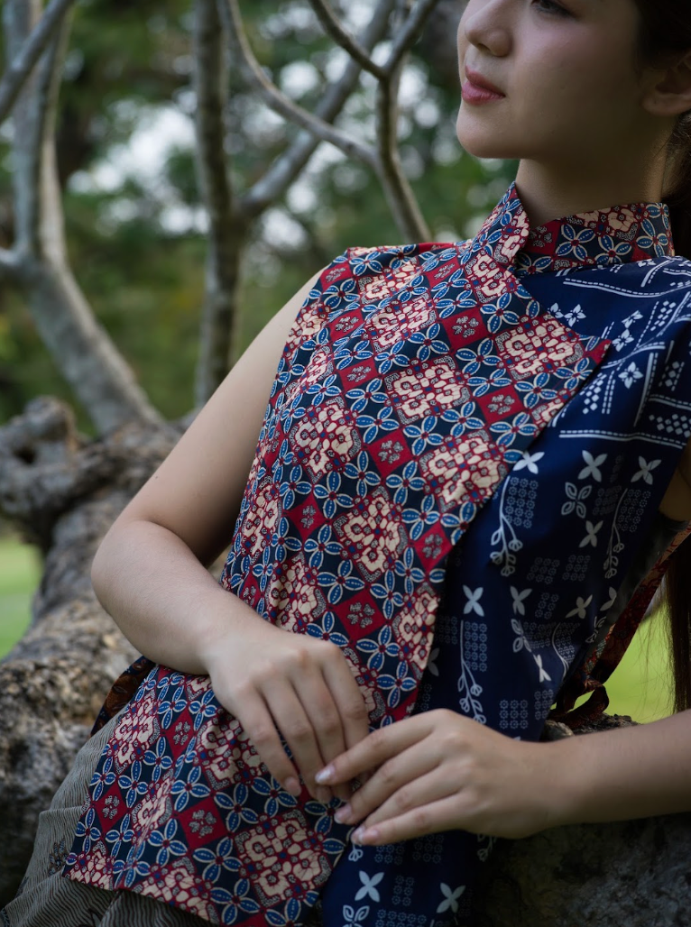 PAVI BATIK VEST IN NAVY BLUE-RED