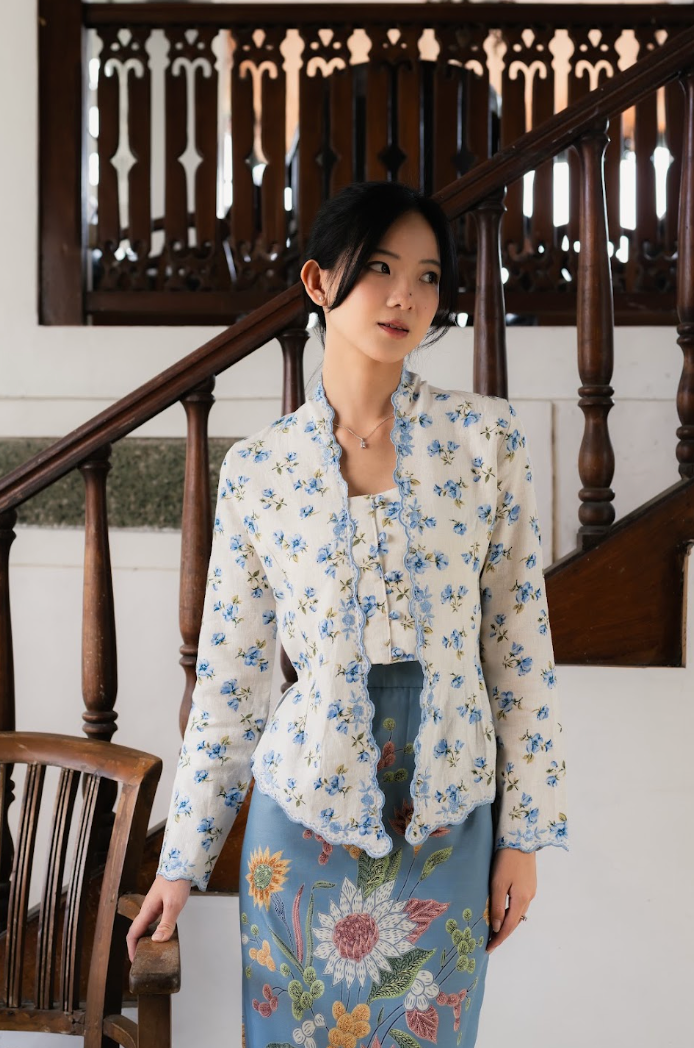 PUTRI SALJU TOP