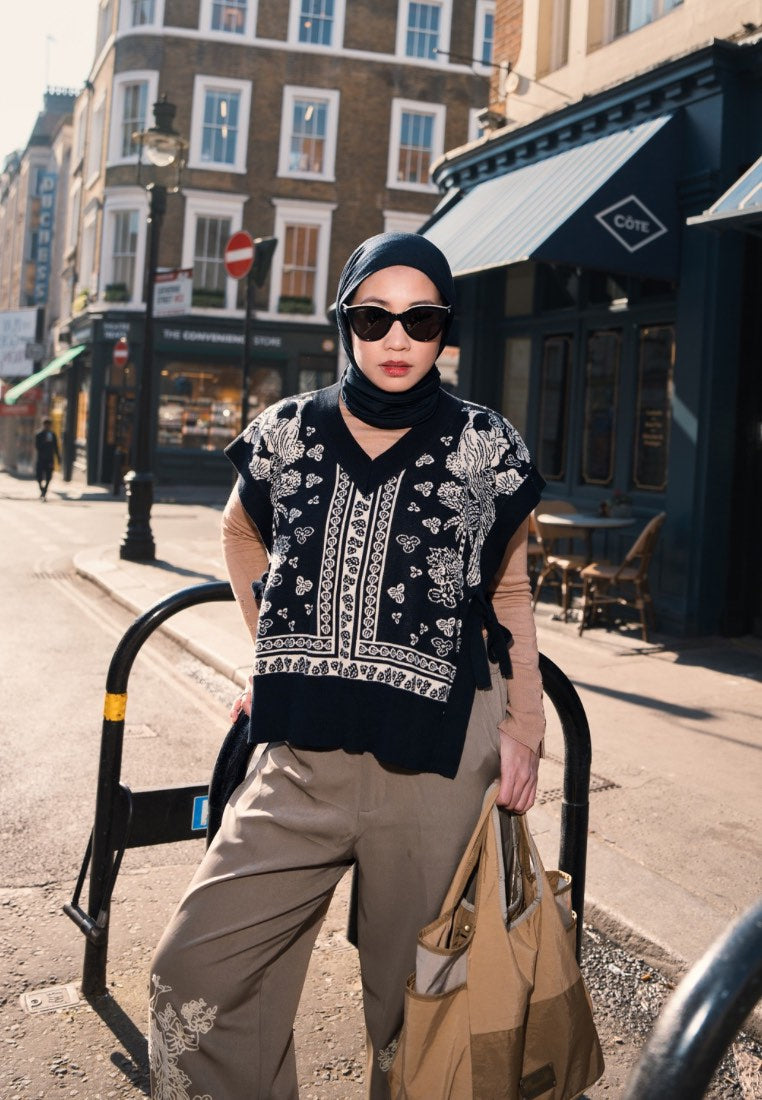 NONAETAL SERENITY ORCHID KNIT VEST BLACK