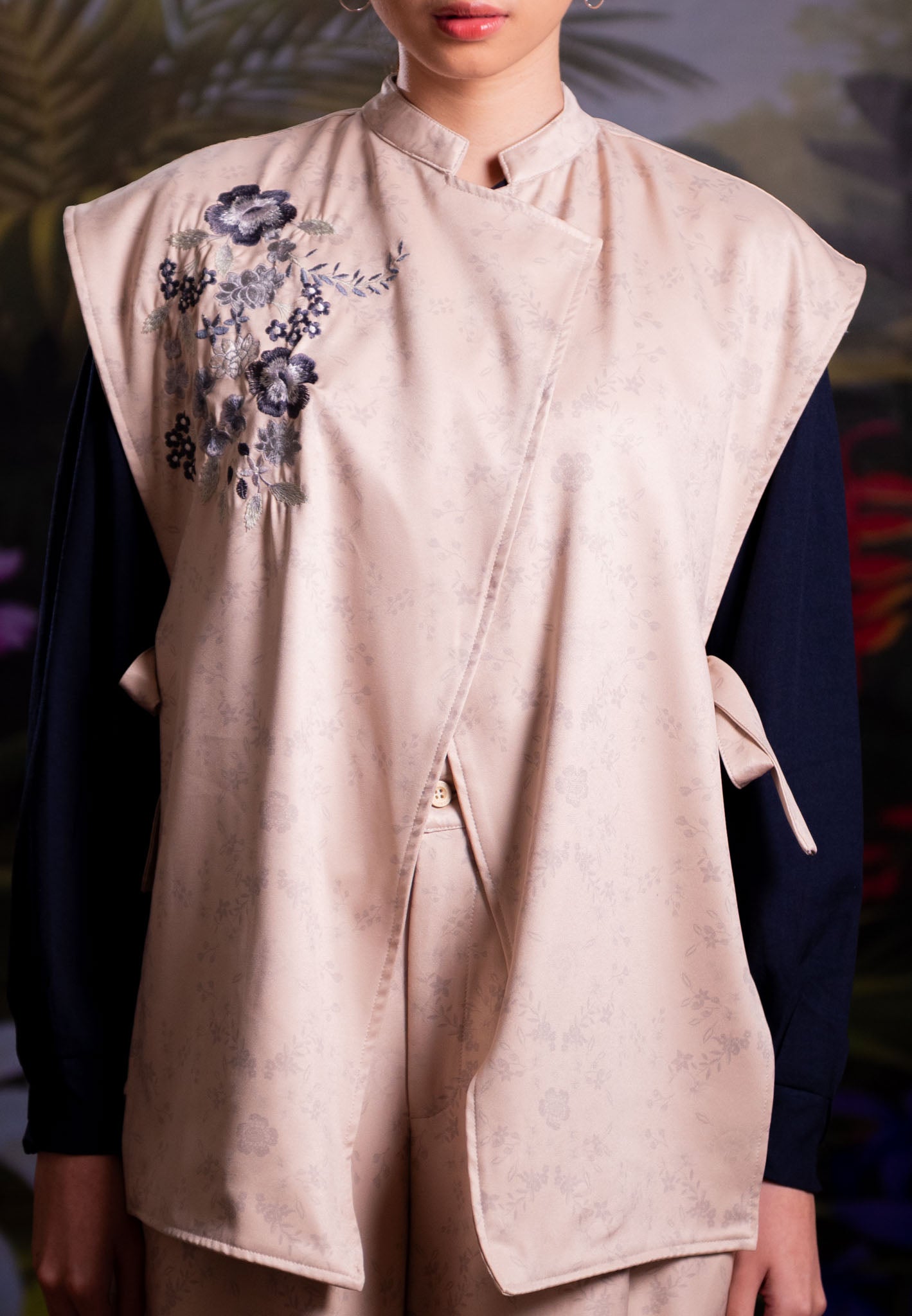 NONAETAL NUCIFERA WHISPER EMBROIDERY VEST WINTER CREAM