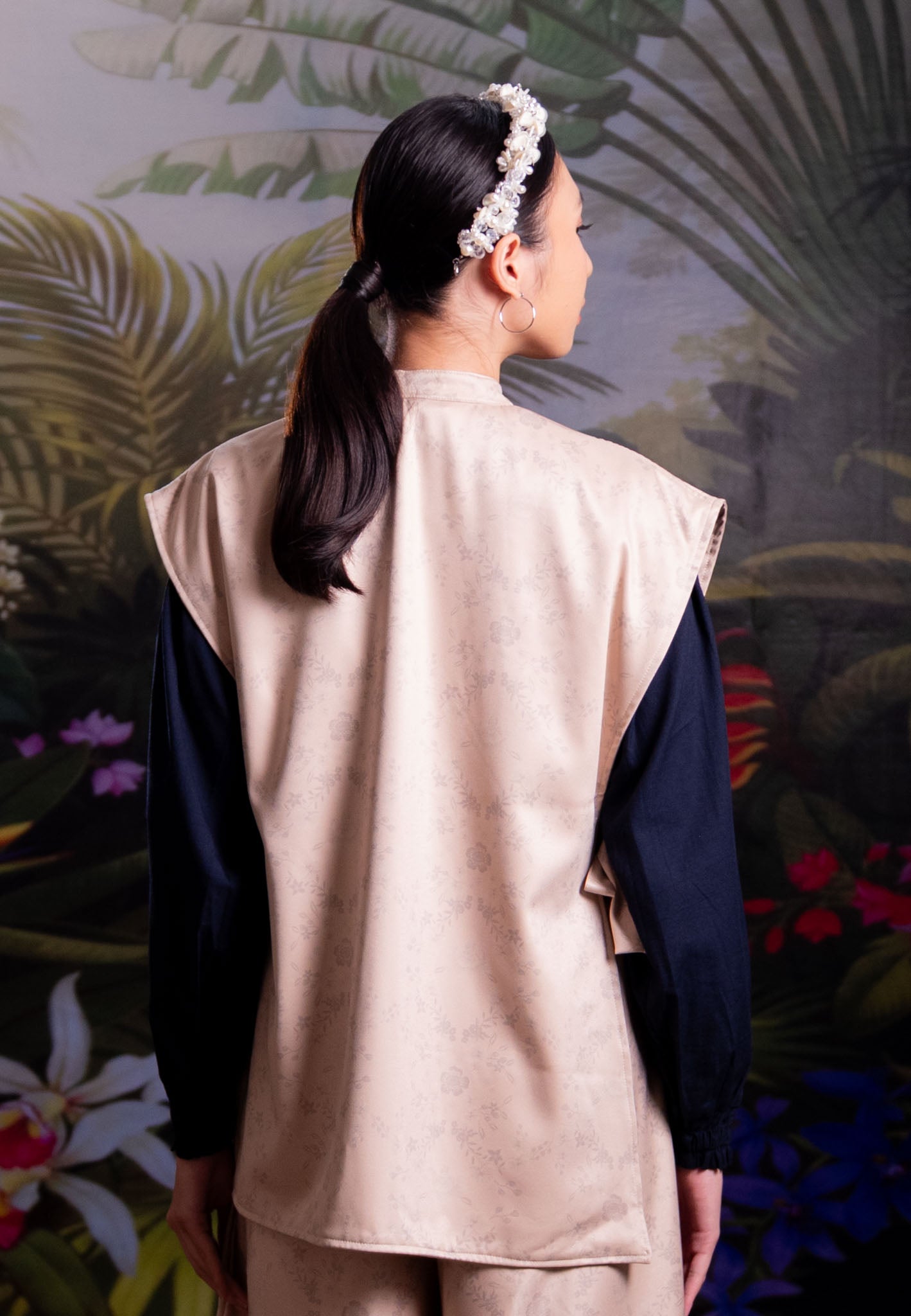 NONAETAL NUCIFERA WHISPER EMBROIDERY VEST WINTER CREAM
