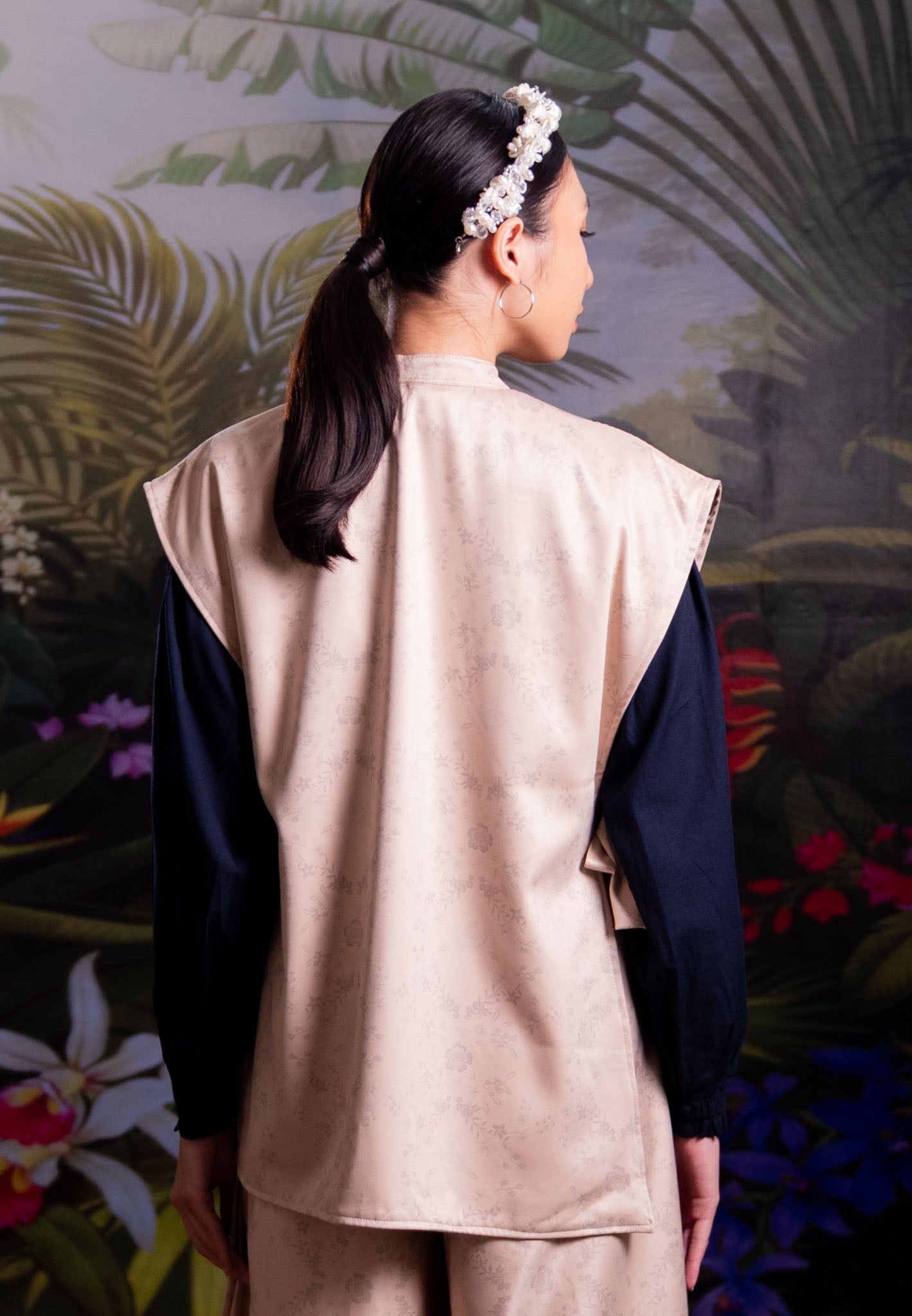 NONAETAL NUCIFERA WHISPER EMBROIDERY VEST WINTER CREAM