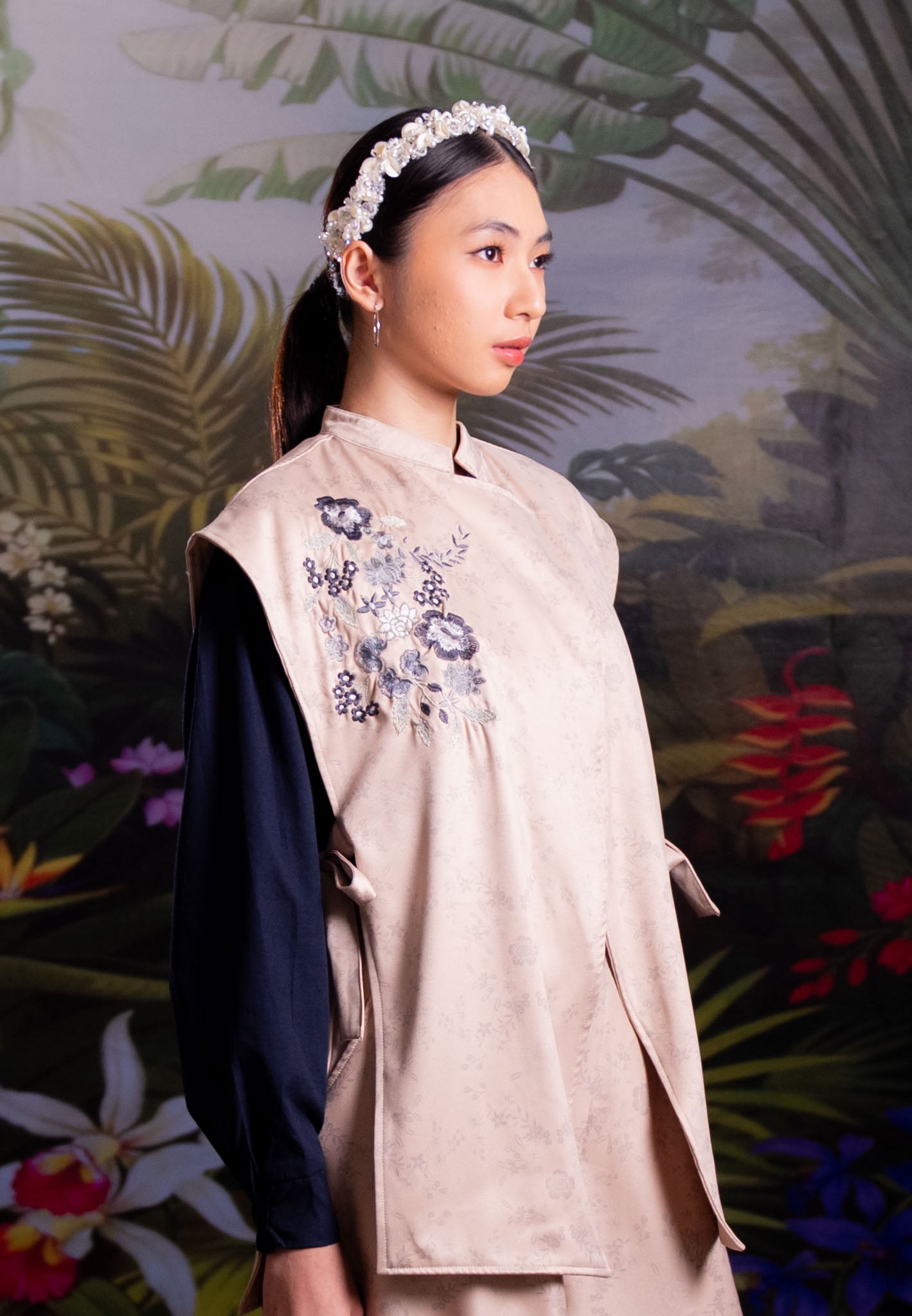 NONAETAL NUCIFERA WHISPER EMBROIDERY VEST WINTER CREAM