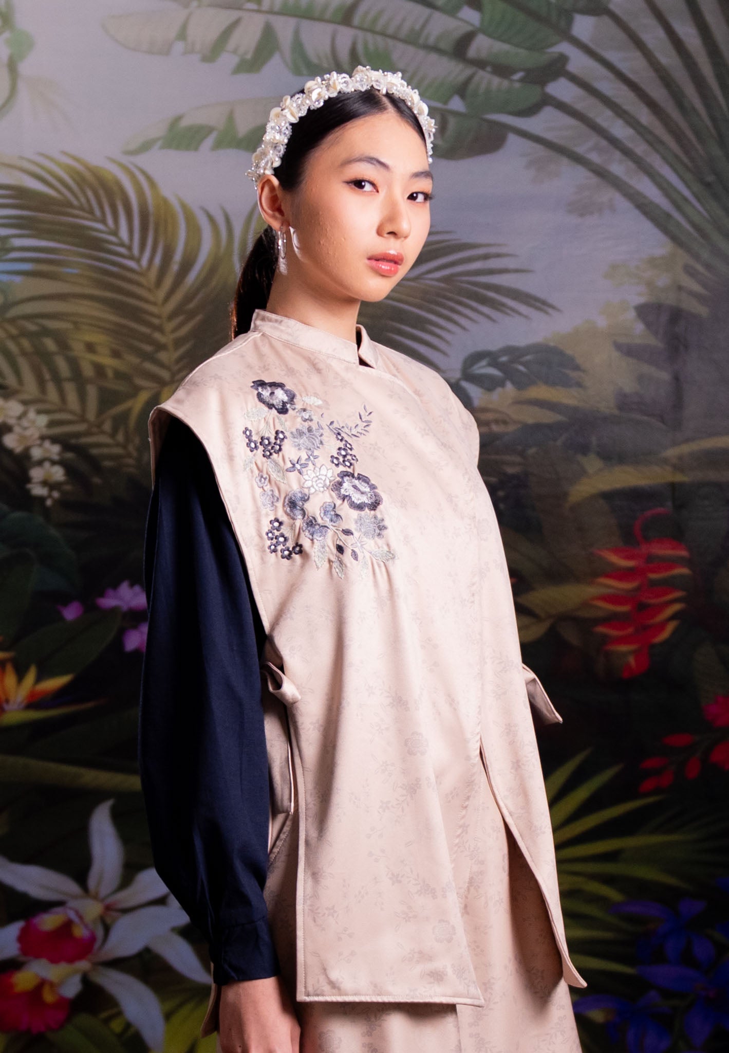 NONAETAL NUCIFERA WHISPER EMBROIDERY VEST WINTER CREAM